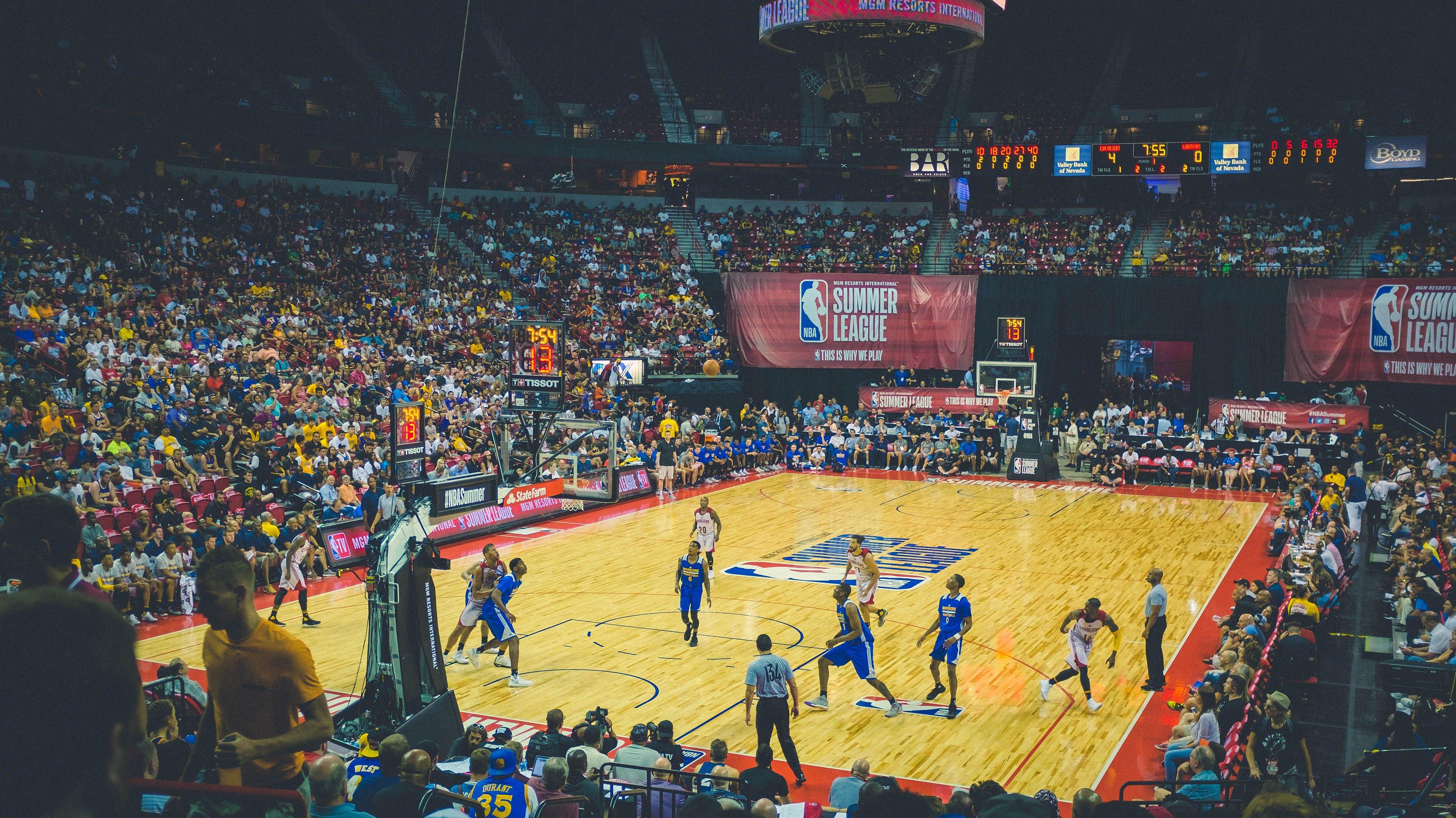 八年轮回，内线权杖易主，从洛城替补到对手核心，祖巴茨与大洛的时空交错